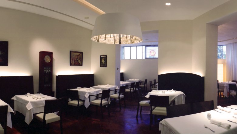 Gasthaus Innen, © Gasthaus Sodama_©_Jan Finz Elegantes Restaurant mit weißen Tischdecken und moderner Beleuchtung.