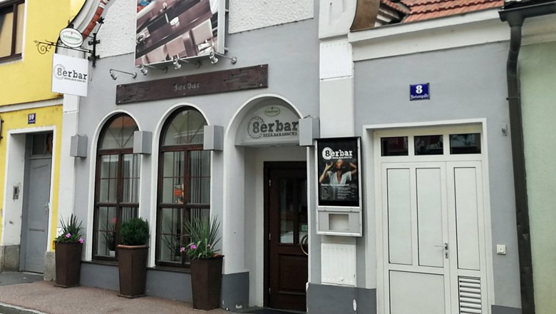 Achterbar Horn, © Roman Zöchlinger Außenansicht einer Bar mit dem Namen '8erbar' in einer Straße.