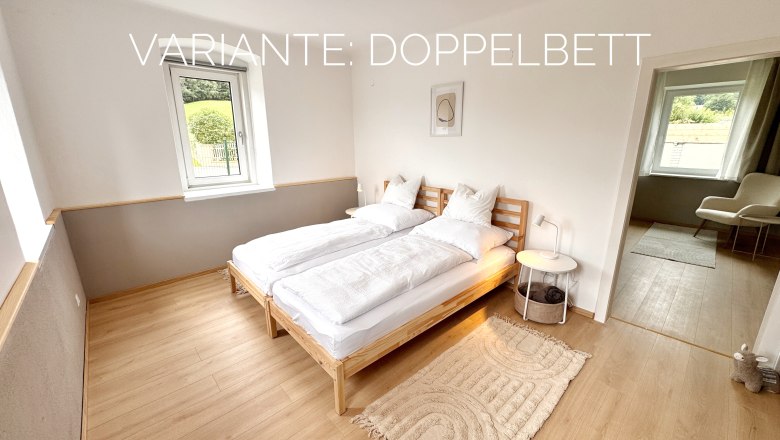 Schlafzimmer, © Christoph Menhofer Modernes Schlafzimmer mit Doppelbett, Holzboden und Fenster mit Blick nach draußen.