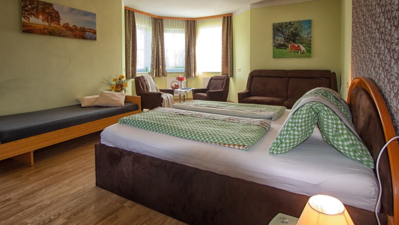 Doppelzimmer mit Sofa, © Fam. Mayer Zimmer mit Doppelbett und Sofa