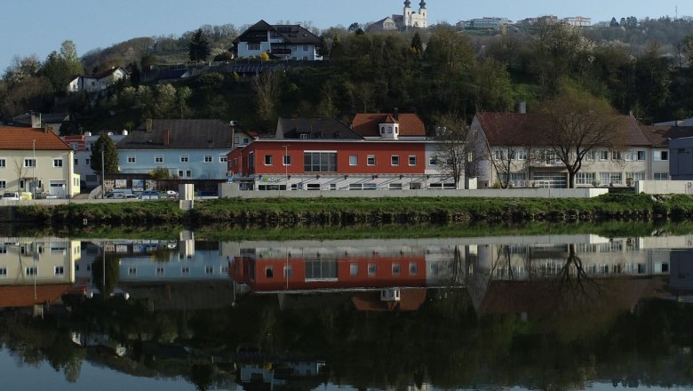 Cafe Lechner Marbach, © Bäckerei Lechner Stadtansicht von Marbach mit Gebäuden und Kirche, die sich im Wasser spiegeln.