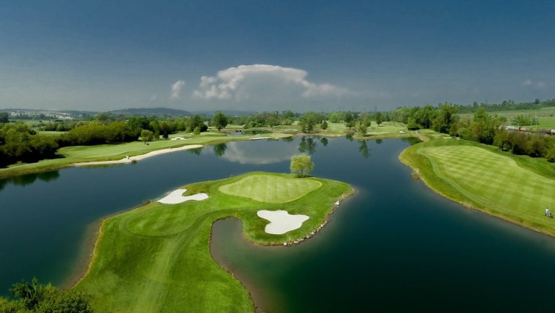 dcc-teich_1, © DCC Ausblick auf den Golfplatz mit weitläufigen See.