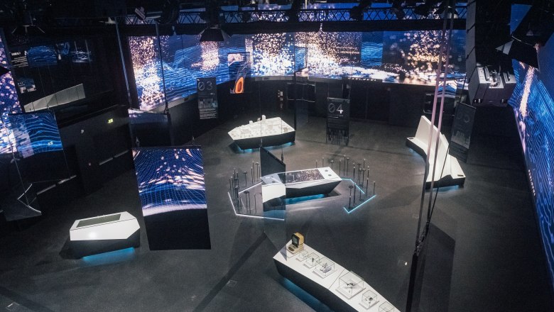 TD-Haus der Digitalisierung, © Leonardo Ramirez Ausstellungsraum mit großer Flatscreen an der Wand und einigen Tischen als Teil der Ausstellung