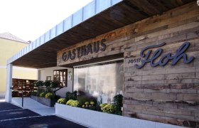 TDR-GWFloh aussen, © Jürgen Skarwan Außenansicht des Gasthauses Josef Floh mit Holzwand und Pflanzen.