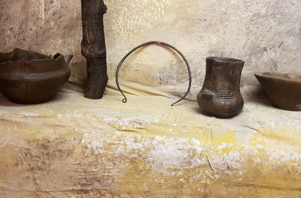 Halsreif aus Kupfer und Gefäße der Badener Kultur im Rollettmuseum Baden
, © Rollettmuseum Baden Halsreif aus Kupfer