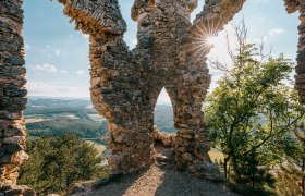 Ruine Türkensturz, © Wiener Alpen, Roman Königshofer Ruine Türkensturz mit Blick auf die Landschaft und Sonnenstrahlen durch die Mauer.