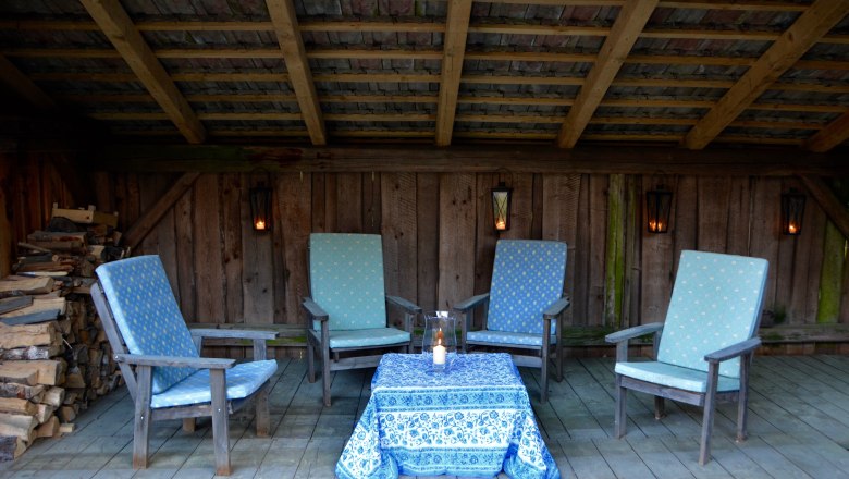 überdachte Sitzecke im Hof, © SSz überdachte Sitzecke im Hof, © SSz