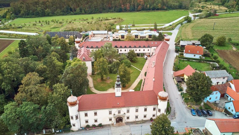 Schloss Schiltern, © Waldviertel Tourismus, lichtstark.com Luftaufnahme von Schloss Schiltern mit umliegender Landschaft und Gebäuden.