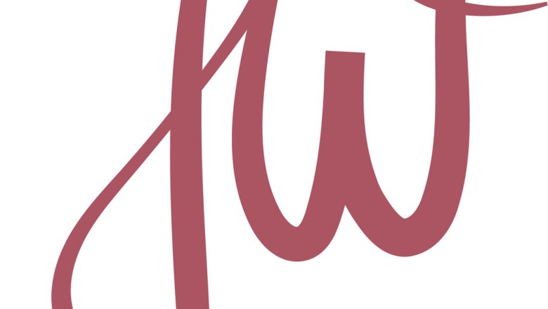 Weinbau Julian Winter, Logo, © Julian Winter Logo mit den Buchstaben J und W in roter Schrift.