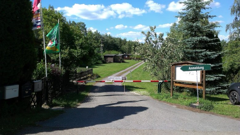 Seecamping Langau 2, © Hannes Messmann Eingang zu einem Campingplatz mit Schranke und Anmeldeschild.