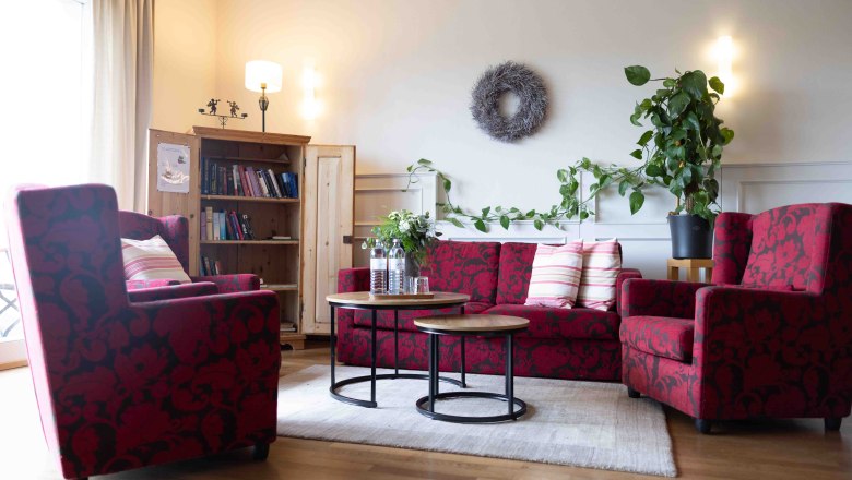 Aufenthaltsbereich, © Werner Wachsmann Verlag Aufenthaltsbereich mit Roten Sofamöbel und Couchtisch