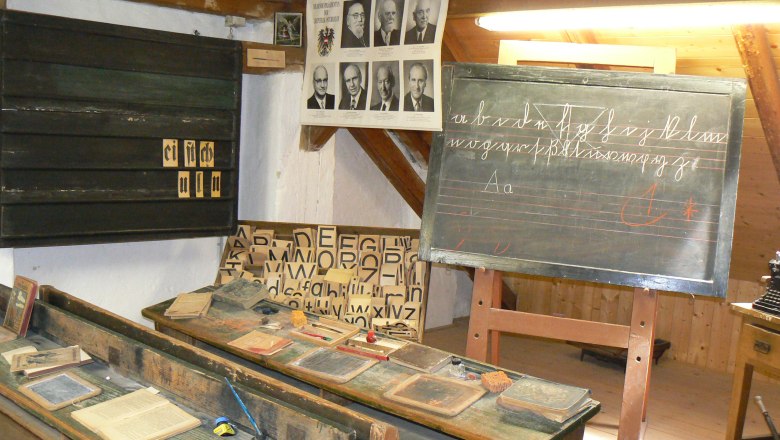 Dorfmuseum, © Gemeinde Großengersdorf Historisches Klassenzimmer mit Schultafel, Pult und Lehrmaterialien.