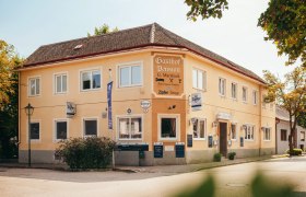 Gasthof Martinek, © Niederösterreich Werbung/Daniela Führer Ein gelbes zweistöckiges Gebäude mit der Aufschrift 'Gasthof Pension G. Martinek'.