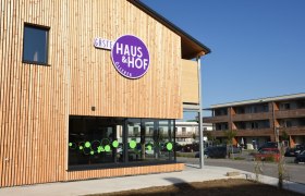 gastehaus-seitlich-ecke-sonnig, © Helmut Leonhartsberger Gästehaus Ansicht von aussen