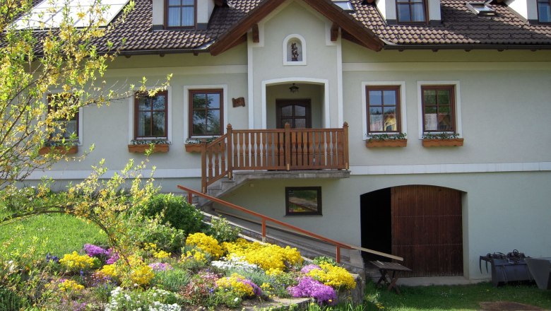 Haus im Frühling, © Biobauernhof Mayerhofer Haus im Frühling, © Biobauernhof Mayerhofer