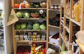 Landhof Laden Kittsee, Produktregal, © Landhof Laden Kittsee Landhof Laden Kittsee, Produktregal mit Gemüse, Eiern, Säften etc.