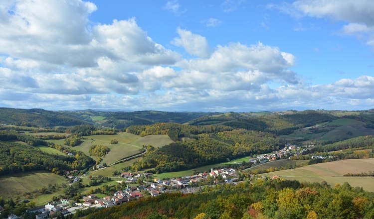 Herbstlicher Ausblick, © Gemeinde Schwarzenbach Landschaft mit Hügeln, Wäldern und einem Dorf im Herbst.