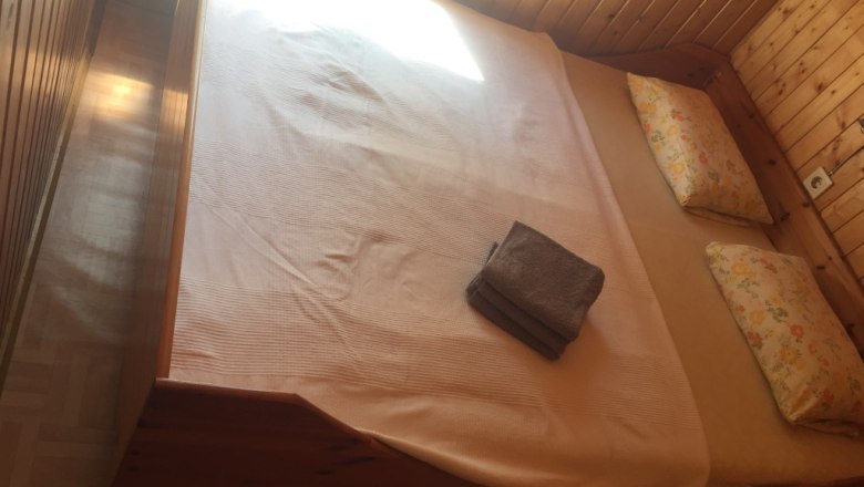 Gemütliches Schlafzimmer im 100 Jahre alten Gepäckwagen, © M. Schorn Gemütliches Schlafzimmer im 100 Jahre alten Gepäckwagen, © M. Schorn