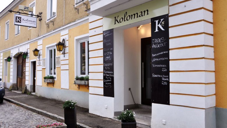 Koloman - Der Melk Stadtheurige, © Koloman - Der Melker Stadtheurige Eingang zum Restaurant Koloman in Melk mit Tagesangebot auf Tafeln.