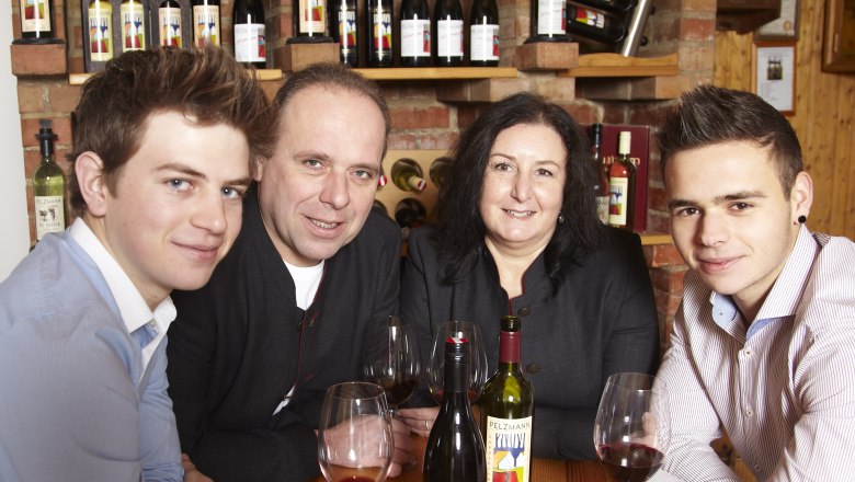 Familie Pelzmann, Weingut Pelzmann, © Familie Pelzmann Familie Pelzmann bei der Weinverkostung, Weingut Pelzmann