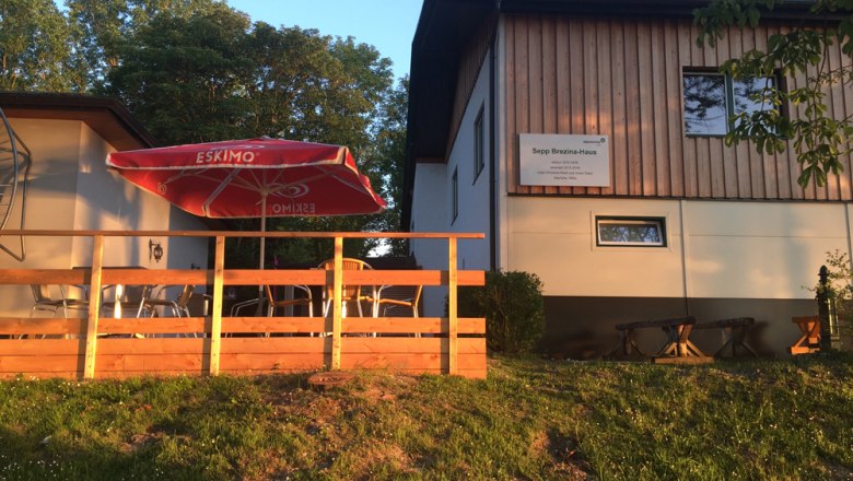 td-alpenvereinshaus_terasse_1s-c-alpenvereinshaus, © TD_alpenvereinshaus_c_alpenvereinshaus Sonnenuntergang am Sonnendeck mit Sonnenschirm