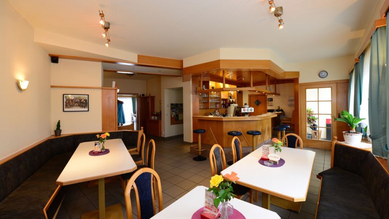 Gaststube, Bar Gasthof Schmied Smolka, © Gasthof Schmied Smolka Innenansicht einer gemütlichen Gaststube mit Tischen, Stühlen und einer Bar.