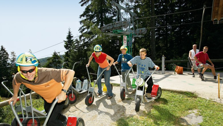 Mit den Rollern über die Mönickirchner Schwaig, © Alpengasthof Enzian Mit den Rollern über die Mönickirchner Schwaig, © Alpengasthof Enzian