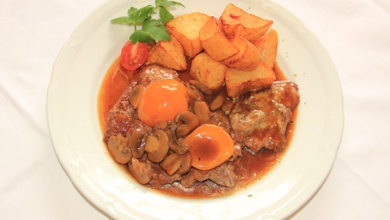 Wachauer Rostbraten, © Schendl Ein Teller mit Wachauer Rostbraten, Pilzen und Bratkartoffeln.