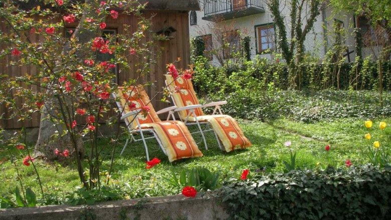 Gartenliegen im Garten, © Haus Gerstbauer Zwei Gartenliegen auf einer Wiese