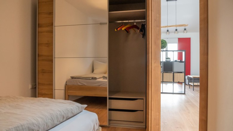 Schlafzimmer mit Schrank, © Familie Döller Schlafzimmer mit Schrank, © Familie Döller