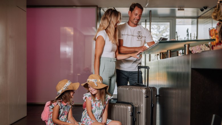 Rezeption HEINhotel vienna airport, © HEINhotel vienna airport Familie bei der Rezeption im HEINhotel vienna airport