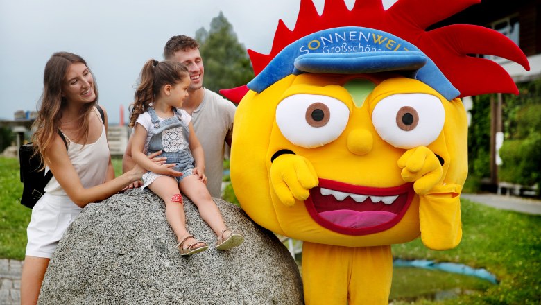 Energie-Erlebnis-Spielplatz, © © Waldviertel Tourismus, weinfranz Familie mit Kind und Maskottchen auf einem Spielplatz.