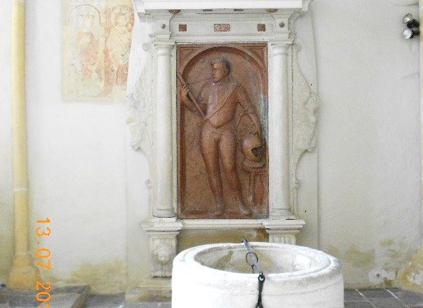 Grabmal MICHAEL TEUFEL, © Lisa Schierer Grabmal mit Relief und Taufbecken in einer Kirche.