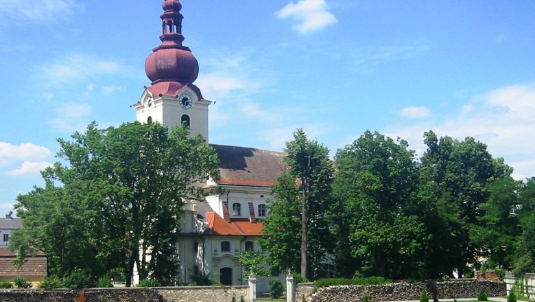 Kirche, Barockgarten, © Gemeinde Ravelsbach Barockkirche mit rotem Turm und Barockgarten im Vordergrund.