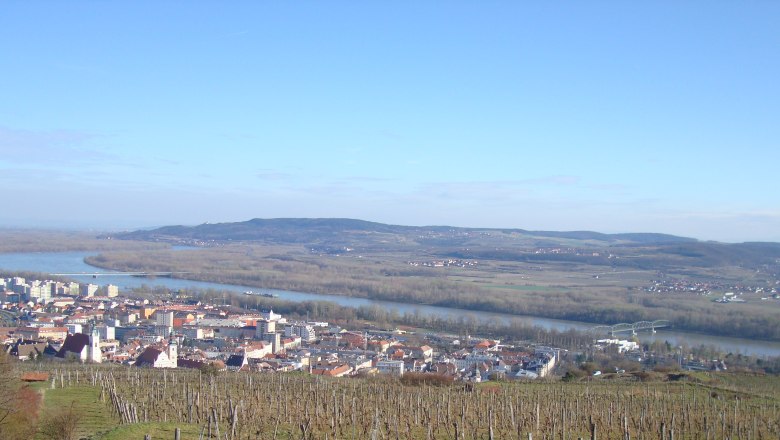 Gasthaus Schwarzalm Krems, © Gasthaus Schwarzalm Krems Panoramablick auf Krems an der Donau mit Fluss und Weinbergen.