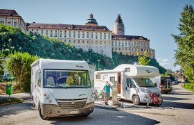 Wohnmobilstellplatz Melk, © Stadt Melk Wohnmobilstellplatz mit Wohnmobilen vor dem Stift Melk in Österreich.