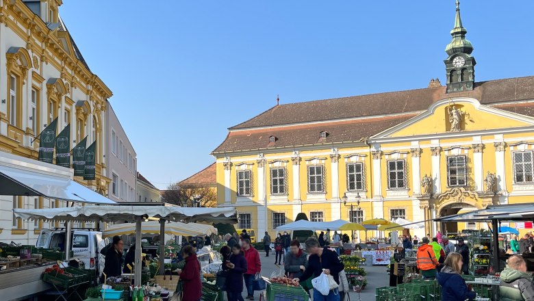 Wochenmarkt Stockerau, © Johannes Ehn Wochenmarkt in Stockerau mit historischen Gebäuden im Hintergrund.