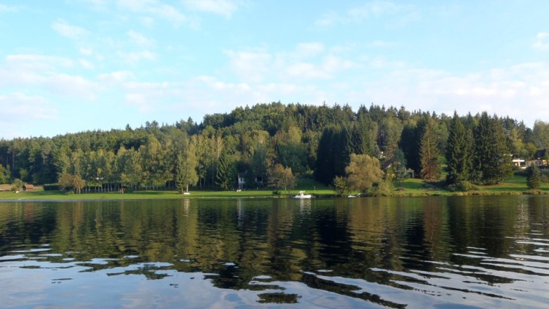 Stausee Thurnberg, © OEFG 1880 Blick auf den Stausee Thurnberg mit bewaldetem Ufer und klarem Himmel.