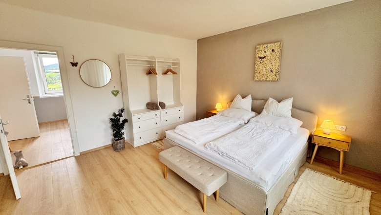 Schlafzimmer, © Christoph Menhofer Ein gemütliches Schlafzimmer mit Doppelbett, Nachttischen, Kleiderschrank und Dekoration.