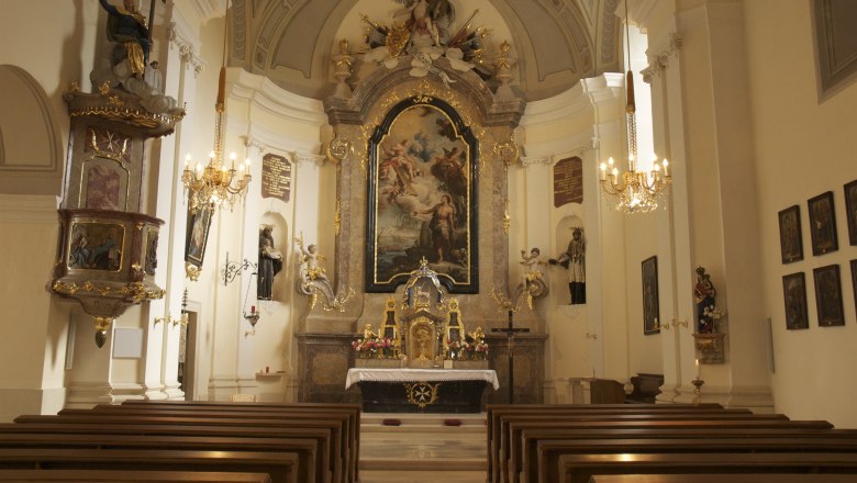 Kirche Schloss Mailberg, © Souveräner Malteser-Ritter-Orden Innenansicht der Kirche Schloss Mailberg mit Altar und kunstvollen Verzierungen.