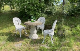 Sitzgarnitur im Garten, © Christoph Gabrisch 2024 Sitzgarnitur im Garten, © Christoph Gabrisch 2024