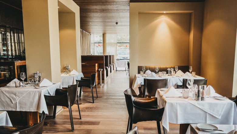 Das Linsberg - Restaurant, © Linsberg Asia Elegantes Restaurant mit gedeckten Tischen und Ledersesseln.