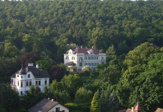Waldpension Luftkurort Gars, © Barbara Mück Großes Herrenhaus umgeben von üppigem Wald in Gars.