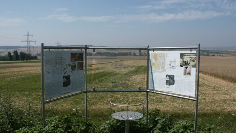 Schautafeln, © Marktgemeinde Sitzendorf Schmida Informationstafel über die Kelten in einer ländlichen Landschaft.