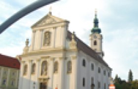 Stadtpfarrkirche zur Hl. Dreifaltigkeit, © Daniela Kürner Stadtpfarrkirche zur Hl. Dreifaltigkeit mit barocker Fassade und Turm.