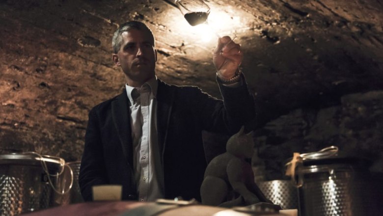 Dieter Faltl, © Weingut Faltl Person im Weinkeller hält ein Glas Wein gegen das Licht.