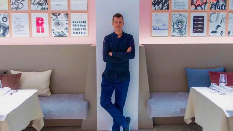 TDR-Restaurant WÖBER Christian Wöber, © Restaurant Wöber Inhaber vor Wand im Lokal