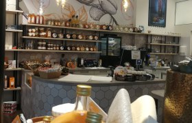 Bailoni Steinertor, © Roman Zöchlinger Innenansicht eines Ladens mit Regalen voller Likörflaschen und Marmeladengläser.