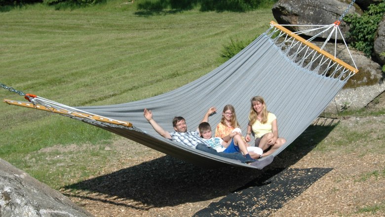 Wie viele haben in der Hängematte Platz?, © Waldpension Nebelstein/Fam. Schmidt Wie viele haben in der Hängematte Platz?, © Waldpension Nebelstein/Fam. Schmidt