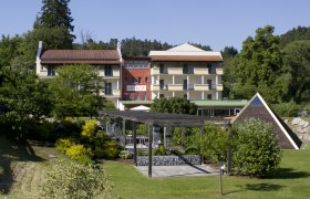 Außenansicht, © Hotel-Restaurant Liebnitzmühle Außenansicht eines Hotels mit Garten und Pavillon.